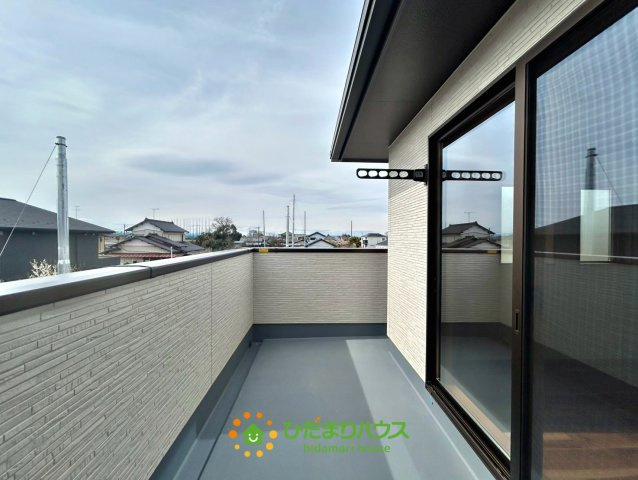 ワイウッドコート加須市下高柳第13期　新築一戸建て　07のバルコニー|ワイドタイプのバルコニーでお洗濯物以外にも椅子を置いてくつろげます。。