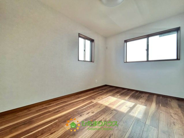 ワイウッドコート加須市下高柳第13期　新築一戸建て　07の子供部屋|高めの窓を2つ完備だからお子様も安心して使える洋室！