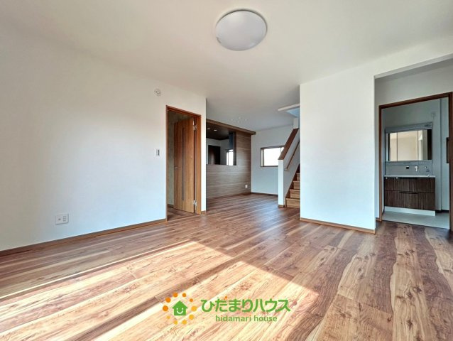 ワイウッドコート加須市下高柳第13期　新築一戸建て　07の居間・リビング|17.9帖のファミリーラウンジは床暖房完備で暖かい空間！