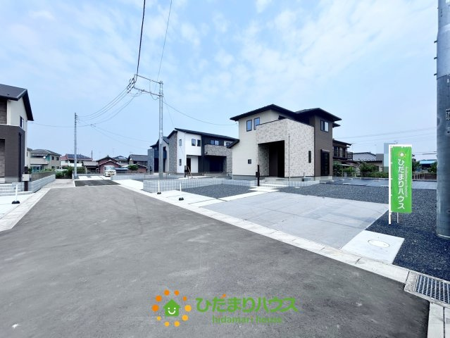 ワイウッドコート加須市下高柳第13期　新築一戸建て　07の前面道路含む現地写真|前面道路幅6ｍでお車の出し入れもスムーズ！