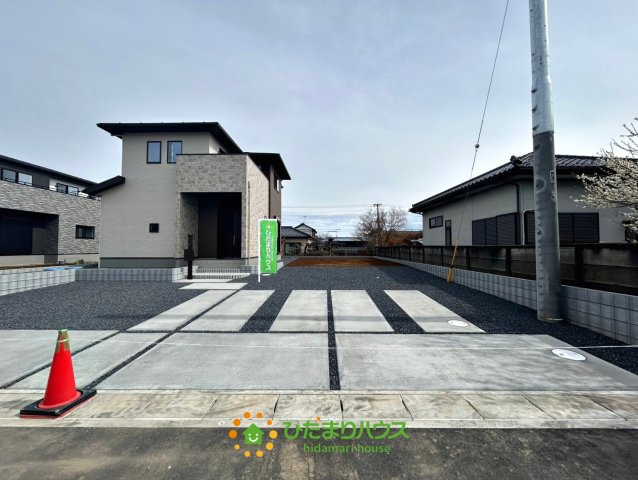 ワイウッドコート加須市下高柳第13期　新築一戸建て　07の駐車場|2台並列可能なカースペースは駐車もラクラク！