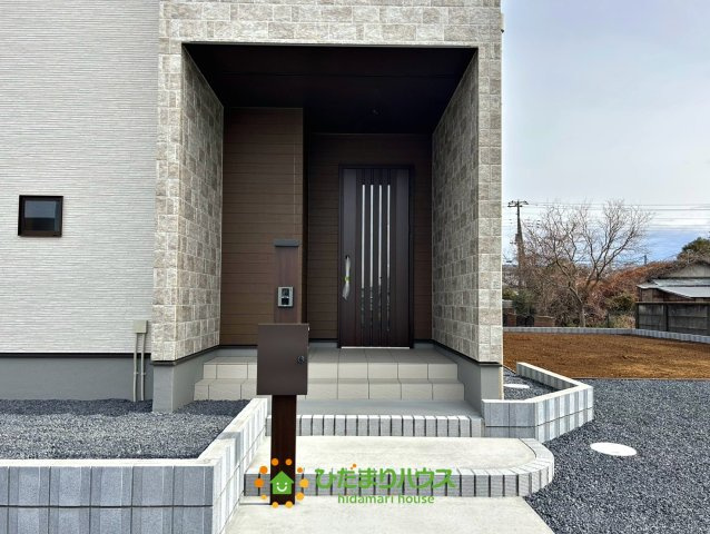 ワイウッドコート加須市下高柳第13期　新築一戸建て　07の玄関|奥行きのある玄関ポーチで雨の日も安心。