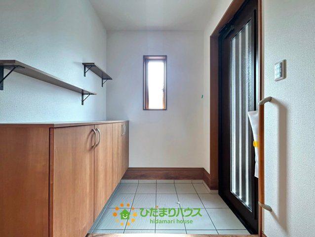 ワイウッドコート加須市下高柳第13期　新築一戸建て　07の玄関|ベビーカーや車いすなども置けるゆとりのある玄関スペース！