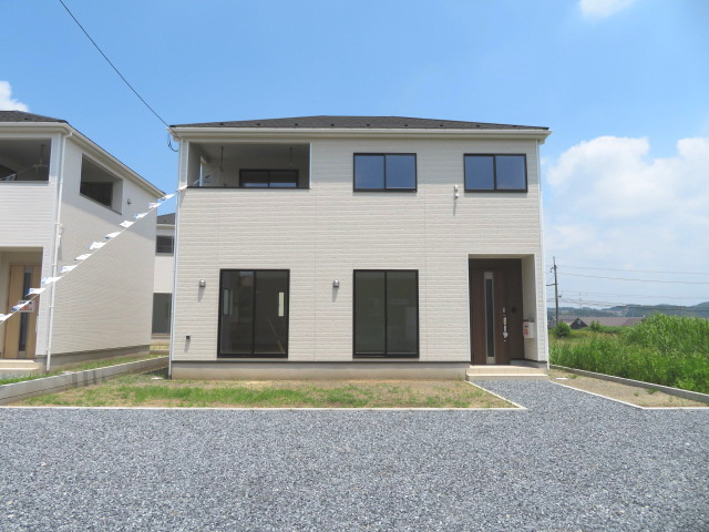 高崎市吉井町池第3（全6棟）6号棟の外観|隣地との距離も保ちながらも綺麗な街並みに溶け込みました！
駐車スペースやお庭も十分に確保しています！