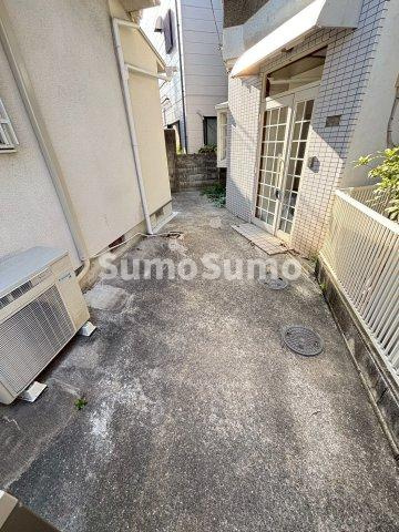 上甲子園１丁目貸家の駐車場