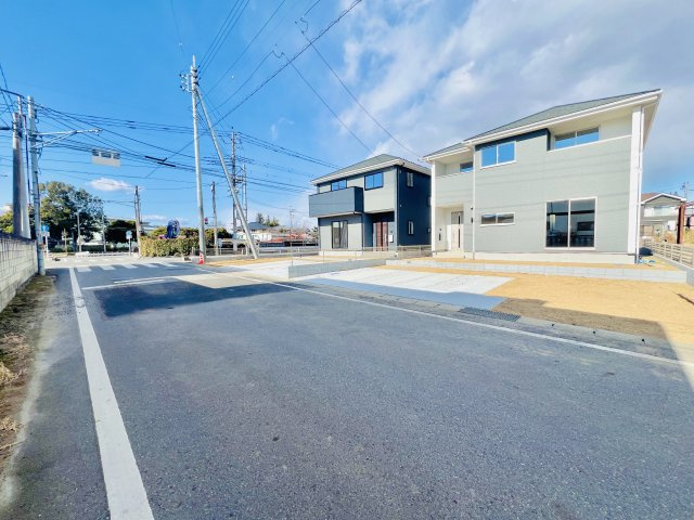 伊勢崎市茂呂南町の前面道路含む現地写真|前面道路広々で駐車も楽々◎