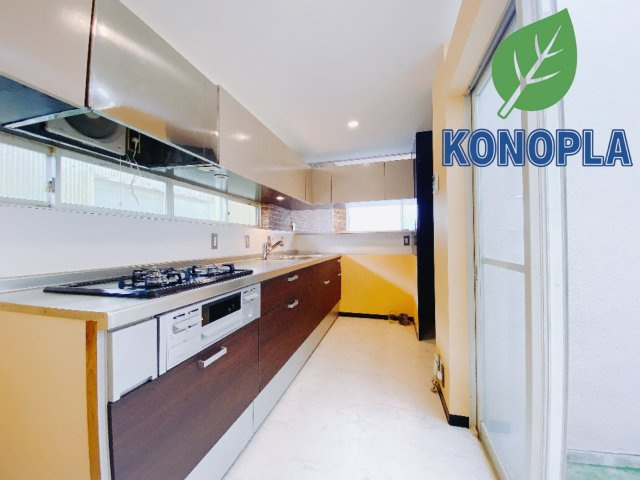 【中古戸建】前橋市上小出町3丁目のキッチン|■キッチン｜ワークトップ下には、圧力鍋やパスタ鍋などのかさばる調理器具もラクラク収納可能なスライド収納！ものが溢れがちなキッチン回りもスッキリきれいに管理ができます♪