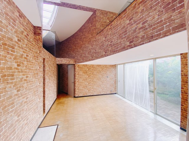 【中古戸建】前橋市上小出町3丁目の居間・リビング|■リビング｜窓から射し込む陽射しが縦横に広がり、あたたかな空間を形作ります♪木目のきれいなフローリングとシンプルな壁紙は、一日中家に居ても飽きることなく過ごすことができる素敵な空間です♪
