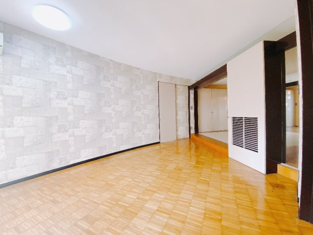 【中古戸建】前橋市上小出町3丁目の洋室|■洋室｜洒落なアクセントカラーが入っているので、シックな雰囲気になっております。落ち着いた雰囲気で夜はよく眠れそうですね