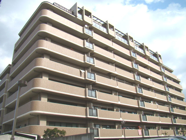 フロレスタ・ミオ山田池公園の外観|ＲＣ造り・地上９階建て