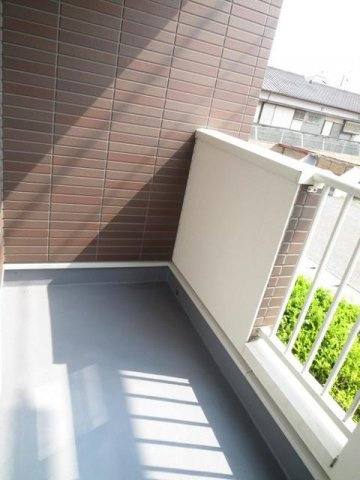 サニースクエアＢのバルコニー|外からの目が気にならないバルコニーで洗濯物が干せます