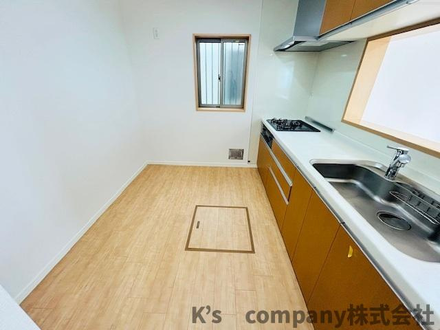 ◎茅ヶ崎市ひばりが丘　中古戸建のキッチン|キッチンの背面には食器棚を置くスペースがあります◇