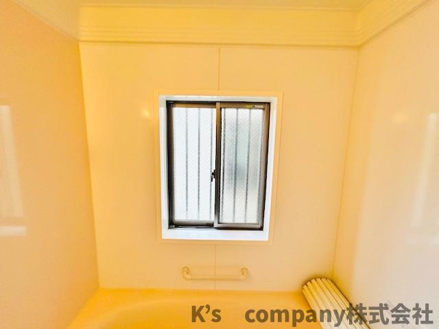◎茅ヶ崎市ひばりが丘　中古戸建の浴室|換気のしやすい窓付きで防カビ効果に役立ちます♪