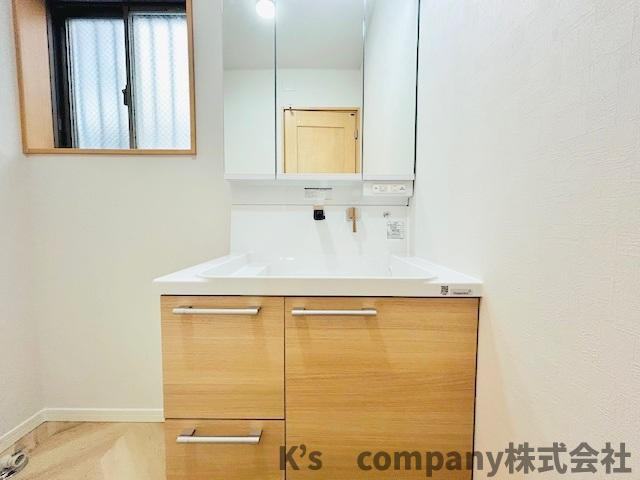 ◎茅ヶ崎市ひばりが丘　中古戸建の独立洗面台|三面鏡の内側には小物収納が充実しています♪