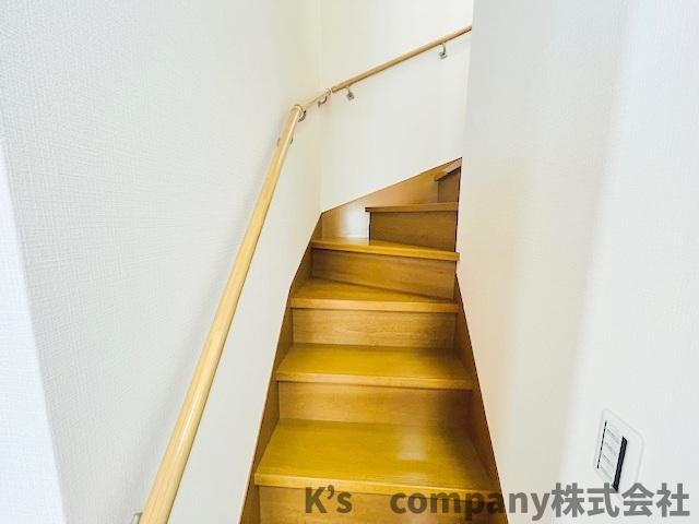 ◎茅ヶ崎市ひばりが丘　中古戸建の内装|手すり付きの階段☆