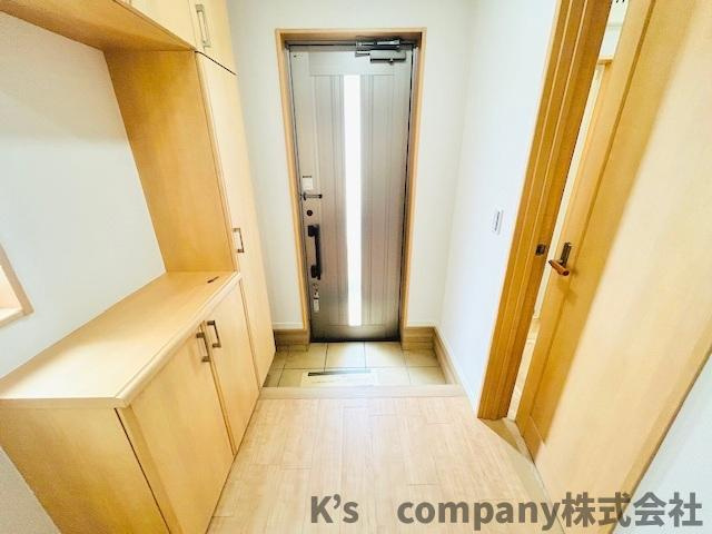 ◎茅ヶ崎市ひばりが丘　中古戸建の玄関|玄関周辺スペース◇収納力のあるシューズインクローゼット付き♪