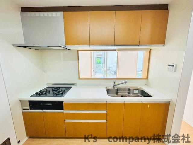 ◎茅ヶ崎市ひばりが丘　中古戸建のキッチン|吊戸棚収納が充実しているシステムキッチン♪