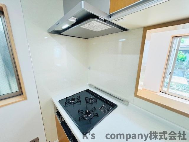 ◎茅ヶ崎市ひばりが丘　中古戸建のキッチン|三口ガスコンロでお料理の幅が広がります◇