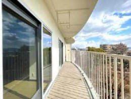 阪急南茨木ハイタウン美沢E棟のバルコニー|暖かな日差しのふりそそぐバルコニー