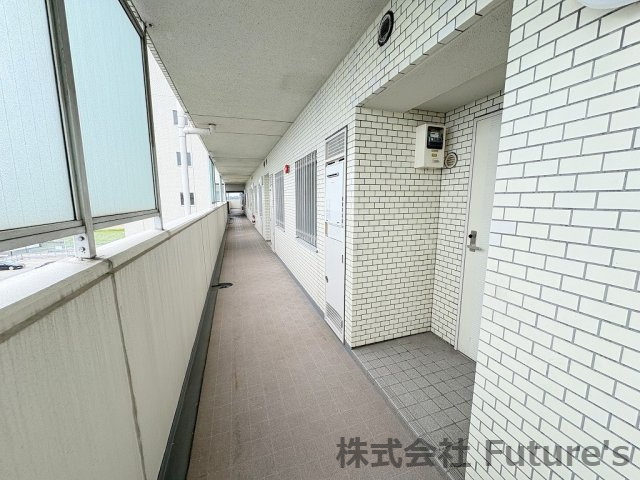 シャトー・ベルヴュー三郷のその他共用部分|玄関前の共用通路の写真です