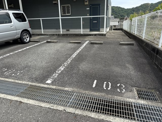 プレステージ青山の駐車場