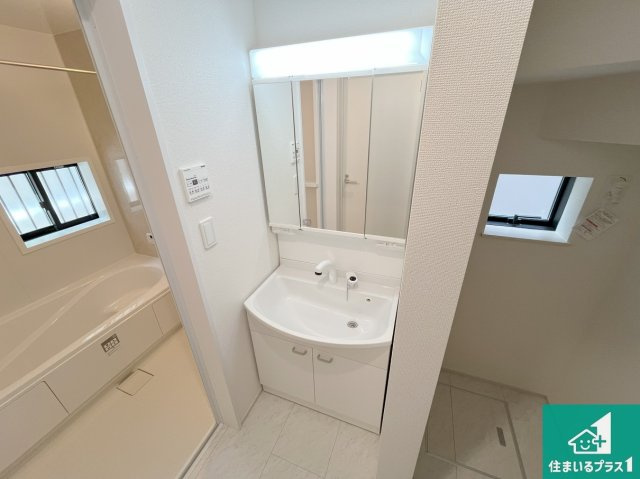 明石市大久保町高丘　第2期　新築一戸建ての独立洗面台|清潔感のある洗面台です。フラットな鏡は掃除がしやすく毎日清潔！鏡裏には収納があるのでスッキリとした洗面台が保てます。