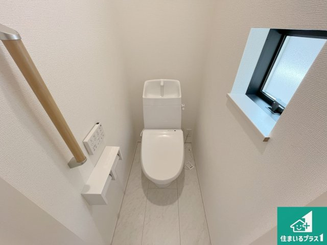 明石市大久保町高丘　第2期　新築一戸建てのトイレ|1・2階の2ヶ所にあるので、朝の忙しい時間の順番待ちもなく、深夜の利用にも大変便利です。