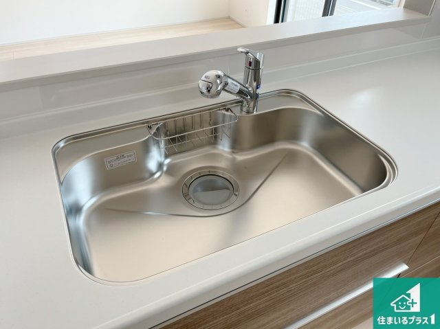 明石市大久保町高丘　第2期　新築一戸建ての設備|蛇口の先端に浄水器を内蔵しています！原水と浄水、お湯と冷水、シャワーの切替えがワンタッチなので用途によって使い分けられます。