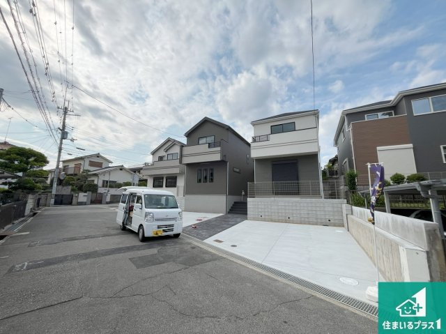 明石市大久保町高丘　第2期　新築一戸建ての前面道路含む現地写真|周辺は閑静な住宅街！前面道路広々で車の出し入れも便利です。駐車が苦手な方でも安心して車庫入れできます！