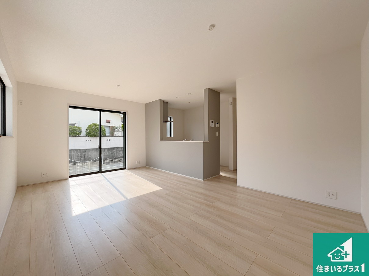 明石市大久保町高丘　第2期　新築一戸建ての居間・リビング|日当たり良好の明るいリビングで朝の目覚めもスッキリできそう！対面キッチンでご家族のコミュニケーションも自然と増える設計！小さなお子様が遊ぶスペースを作っても広々とくつろげるLDK！