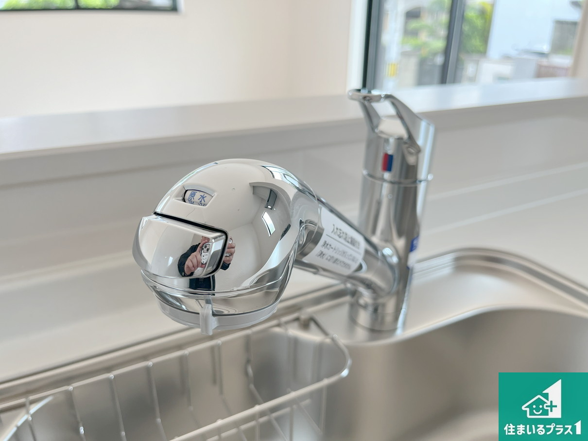 明石市大久保町高丘　第2期　新築一戸建ての設備|浄水器を内蔵！炊飯時、お茶を作る時に安心してお水を使えます！お湯と冷水、浄水と原水、シャワーの切替えもワンタッチです！