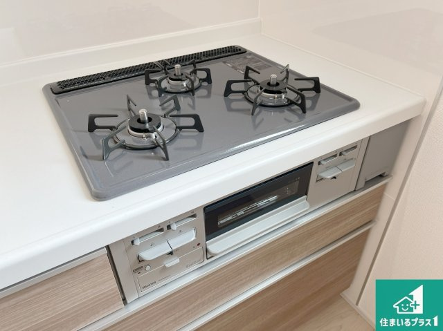 明石市大久保町高丘　第2期　新築一戸建ての設備|ダブル高火力Ｓｉセンサー付きコンロ！３口あるので、まとめて料理をする時も大活躍！