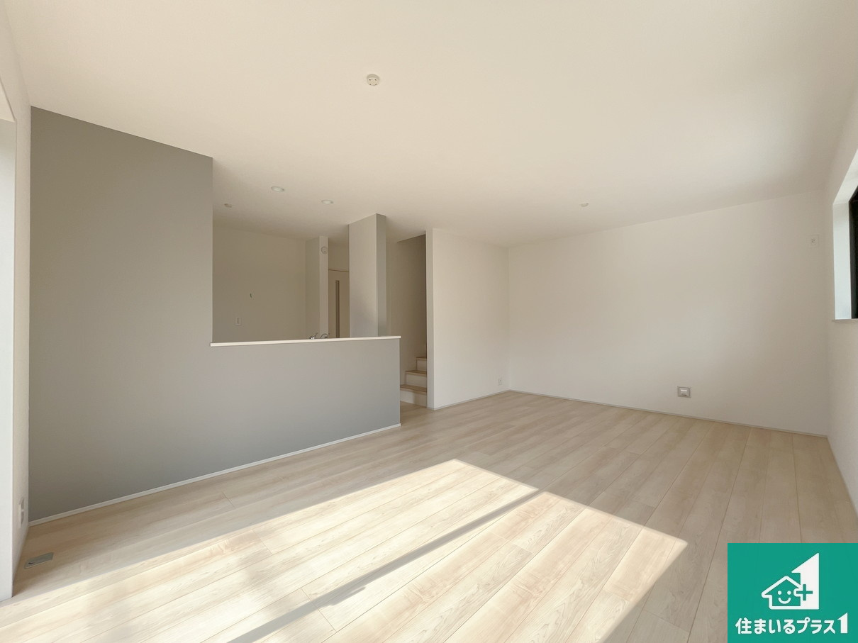 明石市大久保町高丘　第2期　新築一戸建てのキッチン|子供を見守りながらお料理が出来るため家族のコミュニケーションか増えます♪スペースが広く確保されている為お子様が大きくなったときは一緒に料理を楽しめます♪