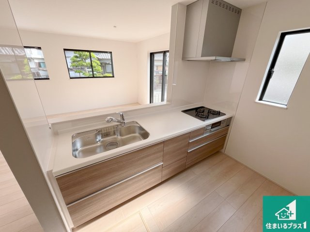 明石市大久保町高丘　第2期　新築一戸建てのキッチン|リビングと統一感があり、使い勝手のいいキッチン。広々としているので、二人並んで作業が出来ちゃいます。お子様と一緒に色々なお料理に挑戦できるスペースがあります。