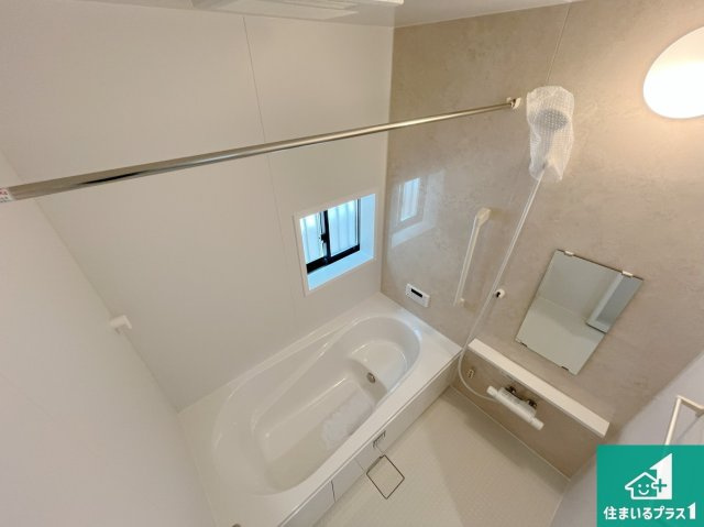 明石市大久保町高丘　第2期　新築一戸建ての浴室|足をゆったり伸ばして寛げる浴槽です。窓が設けられていますので差し込む光が明るく穏やかな雰囲気にしてくれます♪浴室乾燥機も設置しているので、雨の日の洗濯物も安心です♪