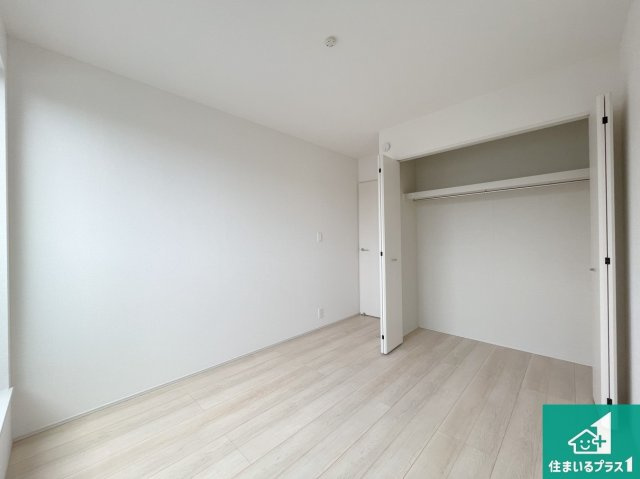 明石市大久保町高丘　第2期　新築一戸建ての洋室|寝室は心地よい眠りについてもらいたくて、シンプルかつ開放的な空間な設計にしています！大きな窓から差し込む日が心地いいです♪