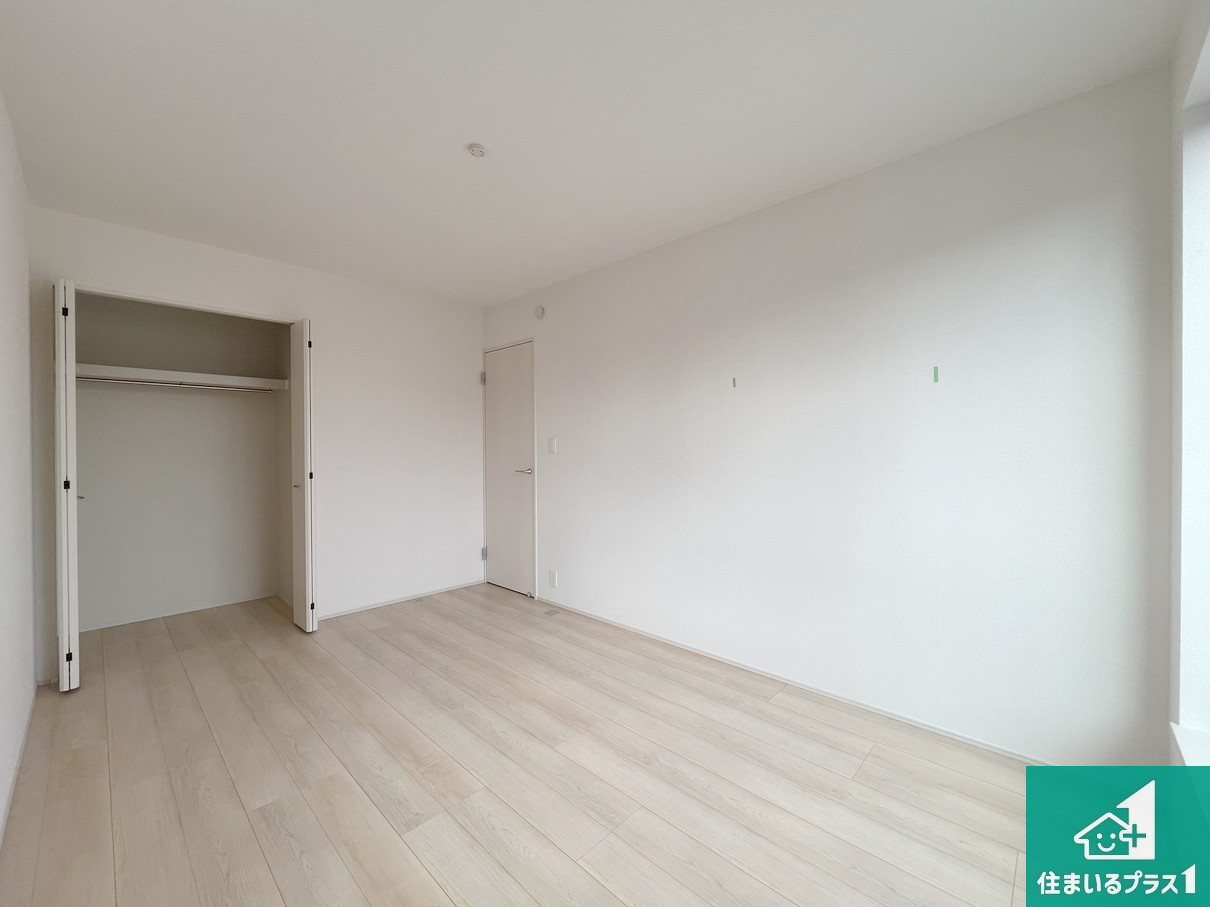 明石市大久保町高丘　第2期　新築一戸建ての洋室|収納スペースが充実しているので子供の成長に合わせてたくさん収納ができます！家族構成に合わせた様々な活用ができる収納！