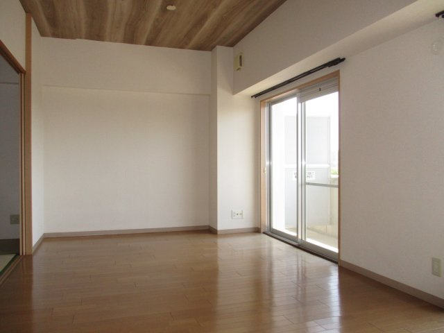 日本泉ビルの居間・リビング