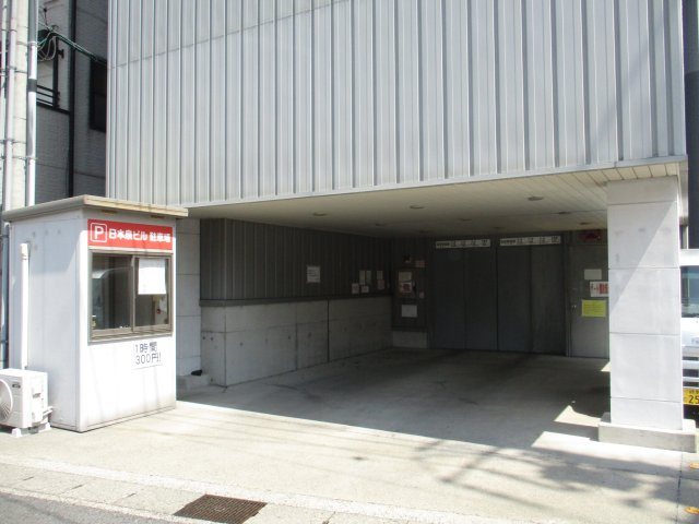 日本泉ビルのエントランス