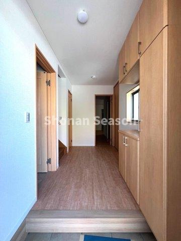 【玄関】 | 天井まで高さのあるシューズBOX！履物が雑多にならずに済みます♪