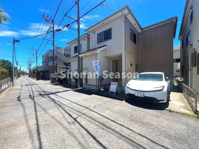 【外観】 | 気持ちよい湘南ライフのスタートが切れる4ＬＤＫ再生住宅（Ｒ7.6）
小・中学校近く、お買い物施設（スーパー・コンビニ他）医療施設が徒歩圏内！
暮らしやすさもお墨付きですよ♪