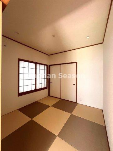 【和室】 | フローリングに違和感なく馴染む、オシャレな畳の和室もございます♪　
リビングに隣接し、育児・家事に大活躍しますよ。