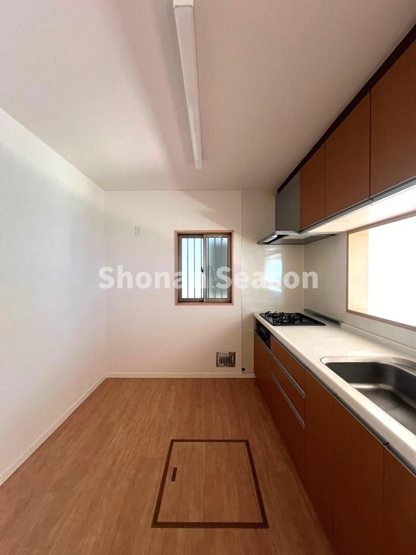 【キッチン】 | お料理しながら会話弾む対面キッチン！あると便利な床下収納付きです。