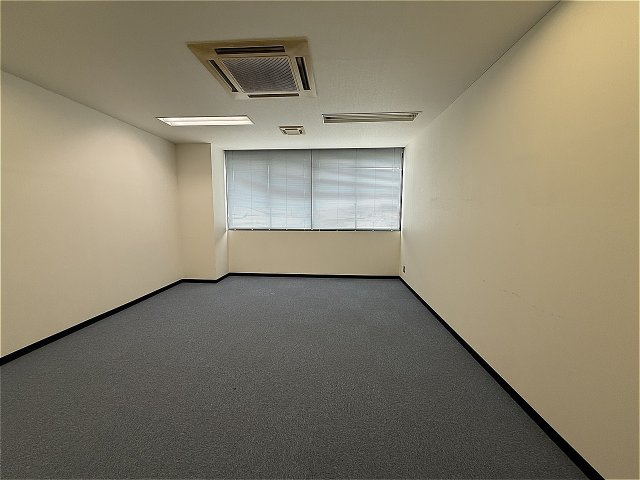 東合川テナントビルの内装