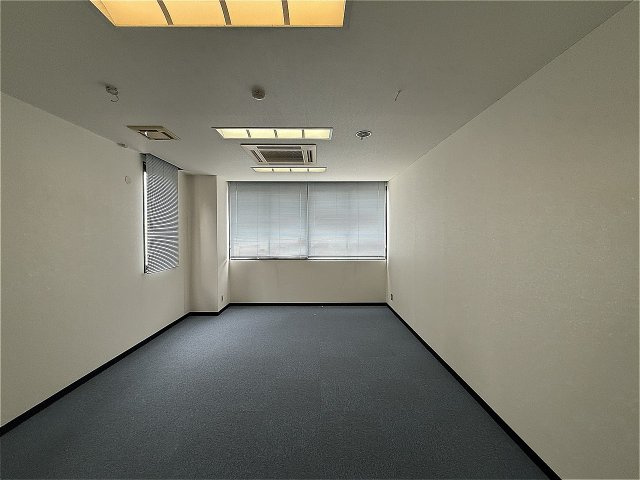 東合川テナントビルの内装