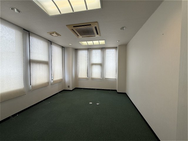 東合川テナントビルの内装