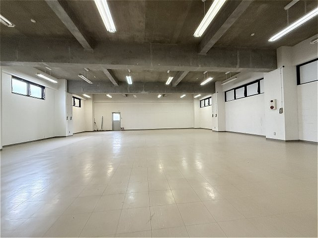 東合川テナントビルの内装