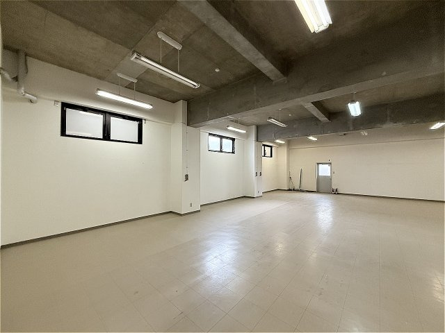 東合川テナントビルの内装