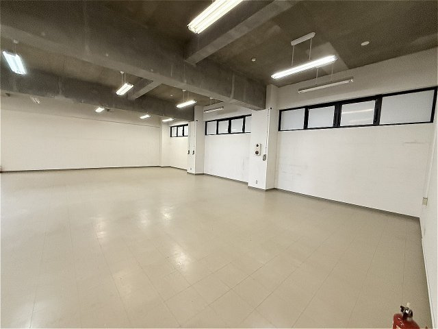 東合川テナントビルの内装