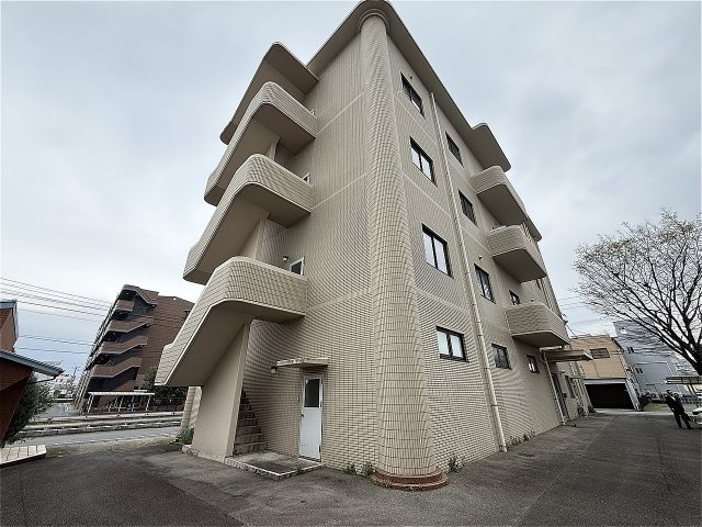 東合川テナントビルの外観